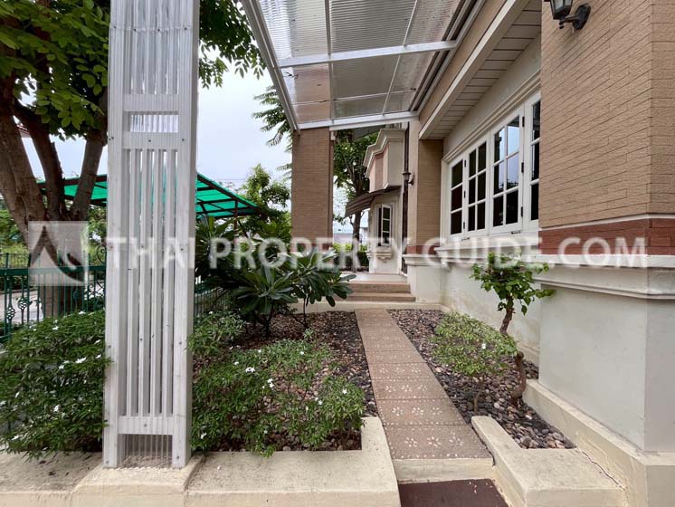 House with Shared Pool in Srinakarin 